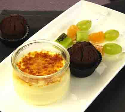 Recette de Crème brûlée, moelleux au chocolat et brochette de fruits