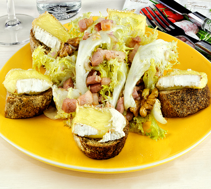 Recette de Salade aux croûtons, lard, noix et Camembert