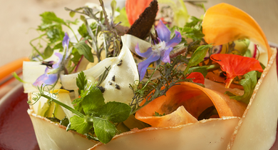 Salade d'Ossau Iraty Istara, courgette, carotte et fleurs de saison.
