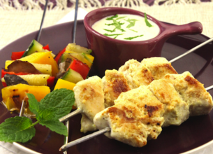 Mini duo de brochettes de poulet et légumes, marinade de yaourt épicée