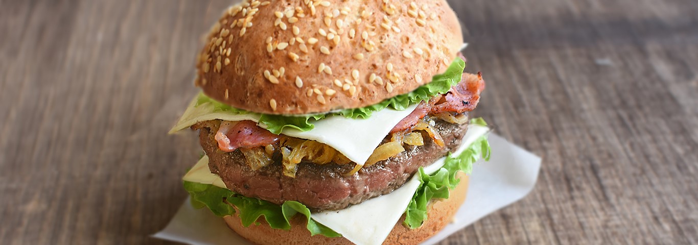 Recette de Burger au Société Croque, lard fumé et oignons confits