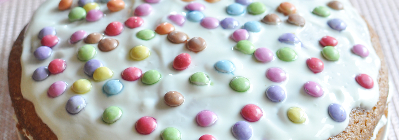 Recette de Gâteau multicolore fourré au Yaourt goût vanille et Smarties®