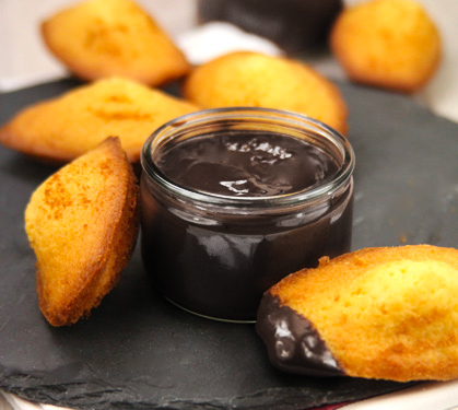 Recette de Fondue au chocolat et ses mini-madeleines natures