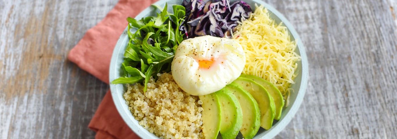 Recette de Power bowl au quinoa, chou rouge et oeuf poché