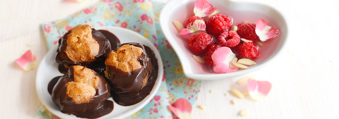 Recette de Profiteroles au chocolat, soupe de framboises à l'eau de rose