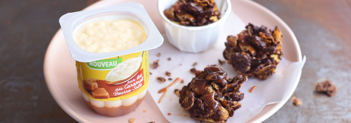 Recette de Riz au lait La Laitière sur lit caramel beurre salé et ses roses des sables caramel-chocolat