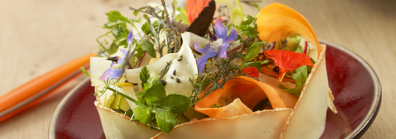 Recette de Salade d'Ossau Iraty Istara, courgette, carotte et fleurs de saison.