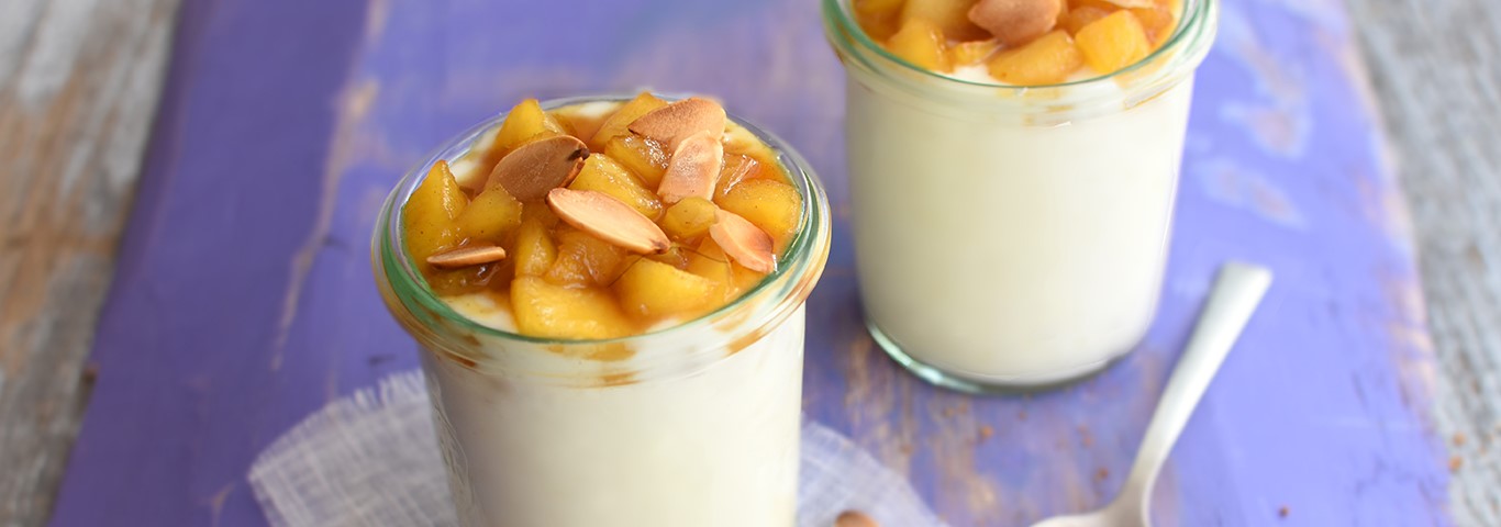 Recette de Panna cotta aux pommes caramélisées et amandes grillées