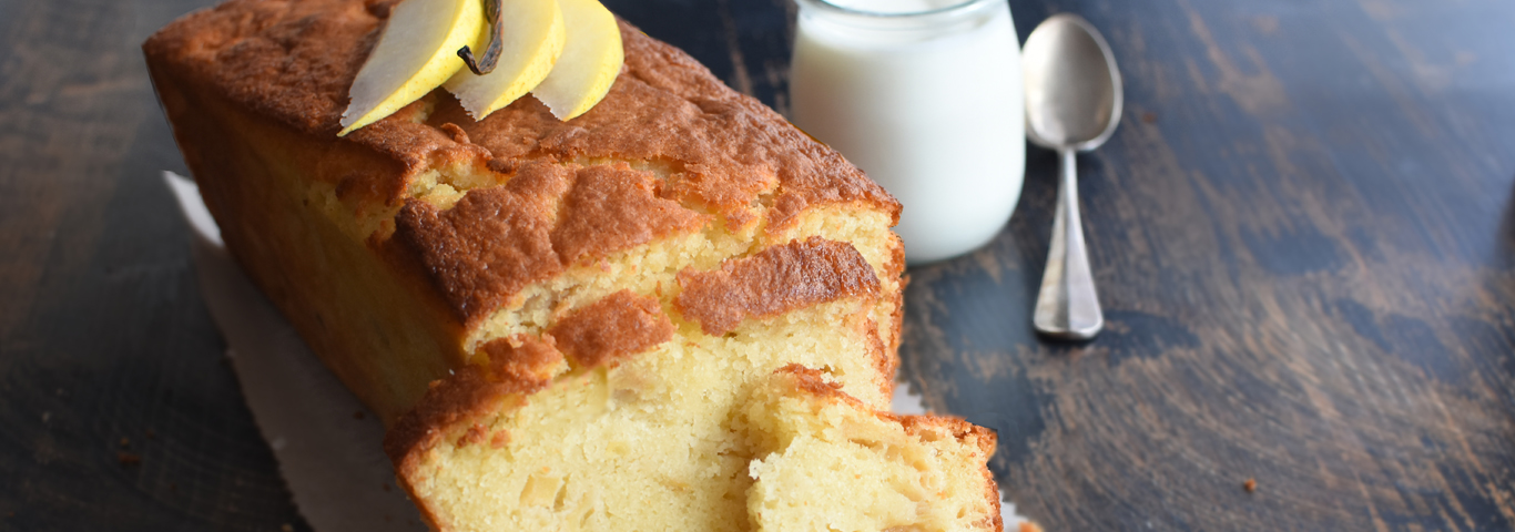 Recette de Gâteau au yaourt bio à la vanille et poires