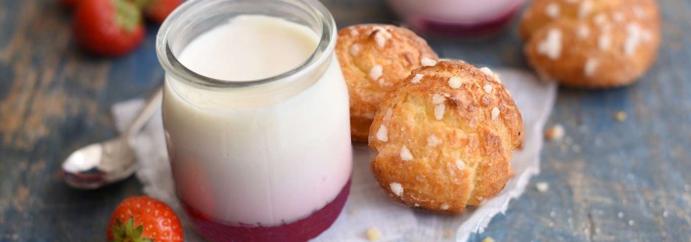 Recette de Petites chouquettes au sucre et l'Onctueux sur lit de fraises La Laitière