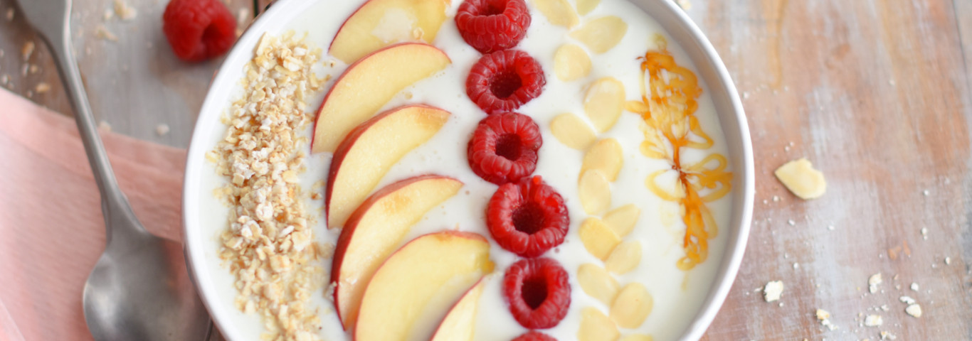 Recette de Smoothie bowl pêches-framboises aux flocons d'avoine miel de fleurs et amandes 