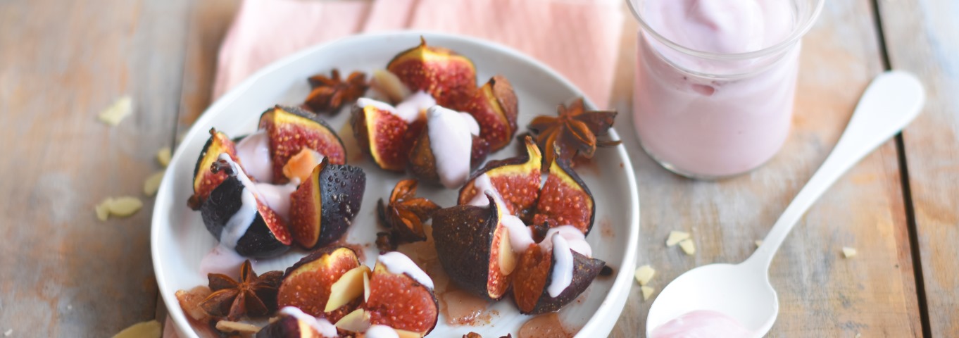 Recette de Figues rôties, sauce yaourt à la grecque fraise