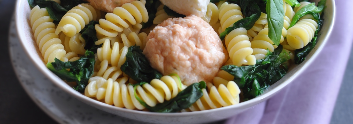 Recette de One Pot Pasta aux boulettes de saumon, ricotta et épinards