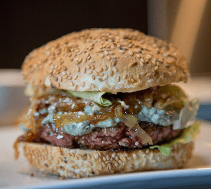 Recette de Burgers au bleu Pont de la Pierre et oignons caramélisés