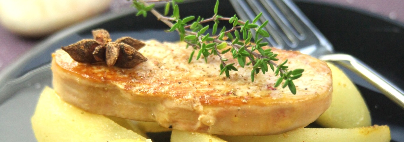 Recette de Foie gras poêlé aux poires pochées parfumées