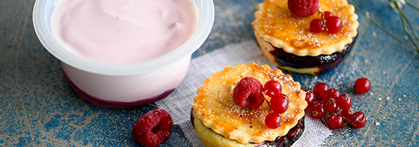 Recette de Mini-Pies aux Fruits Rouges et YAOS sur lit de framboises