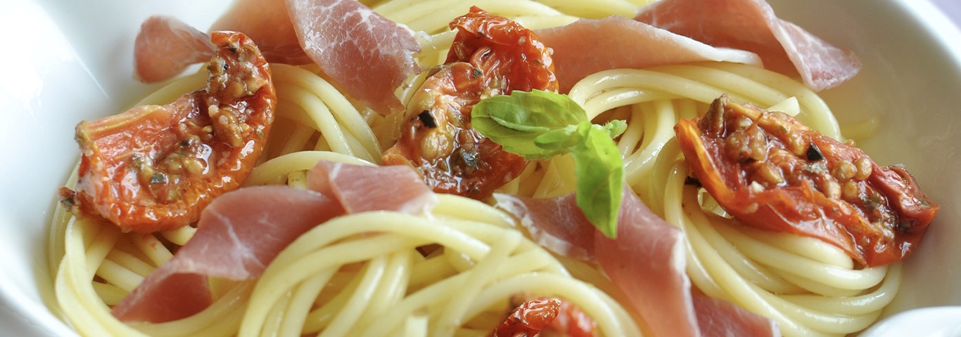 Recette de Spaghettis aux tomates rôties et jambon de pays