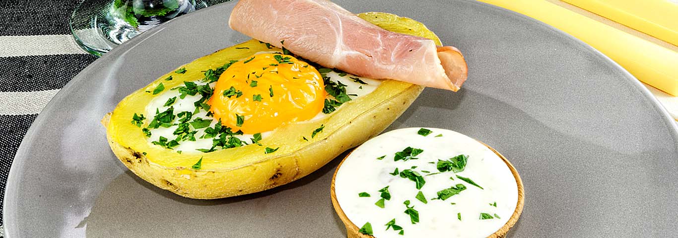 Recette de Pommes de terre farcies aux oeufs, crème de bacon