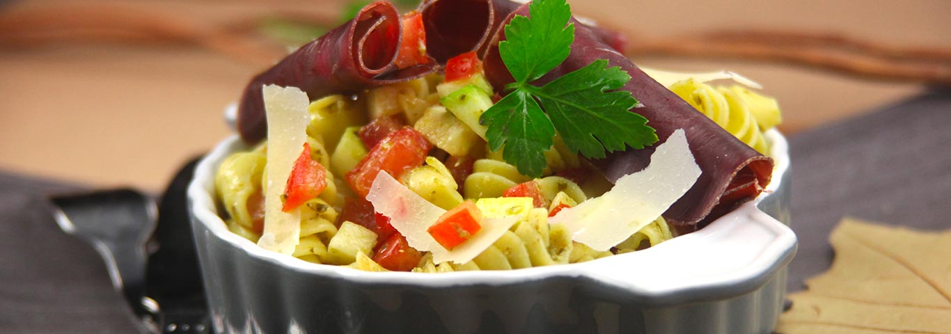 Recette de Fusilli jambon cru, pesto, dés de courgettes et de tomates crues