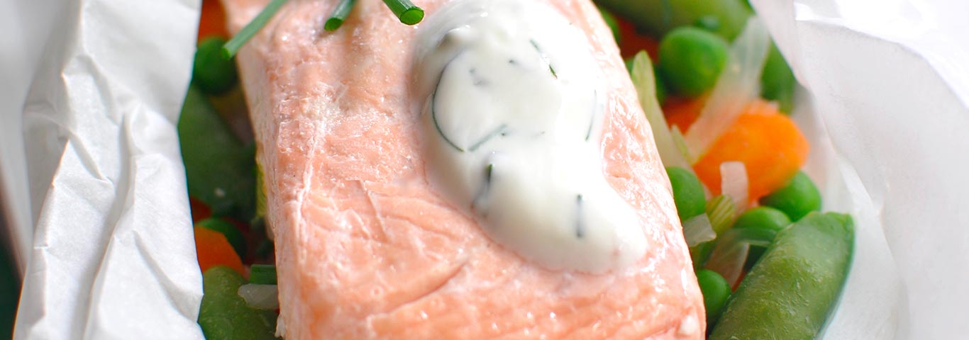 Recette de Papillotes de saumon sauce yaourt et ses légumes croquants