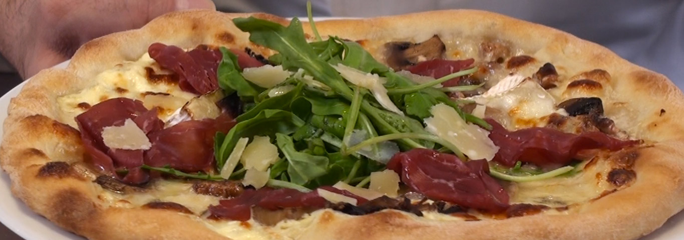 Recette de Pizza aux fromages, bresaola et roquette