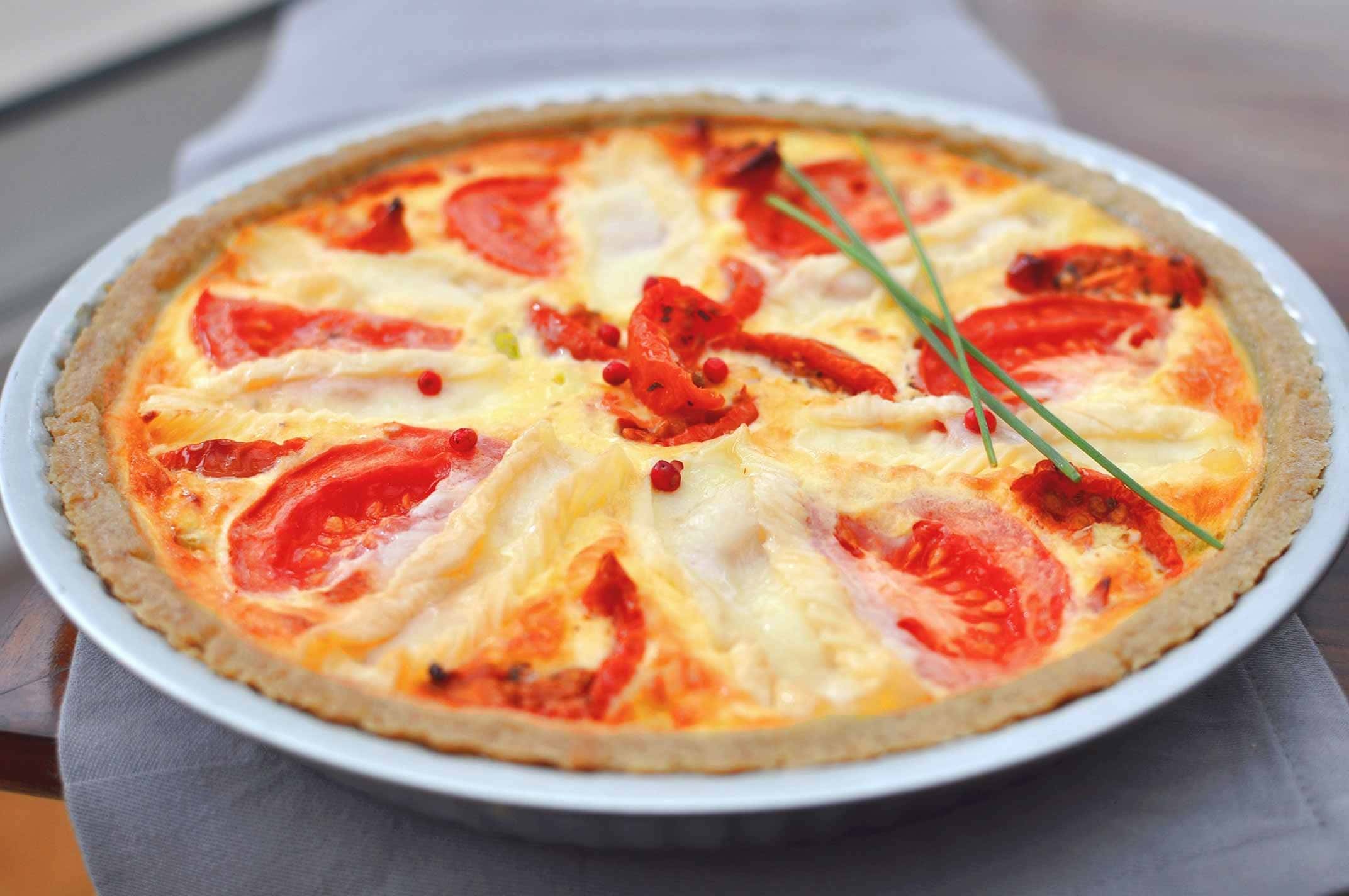 Recette de Tarte crémeuse au fromage de brebis et aux 2 tomates