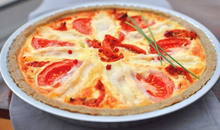 Recette de Tarte crémeuse au fromage de brebis et aux 2 tomates