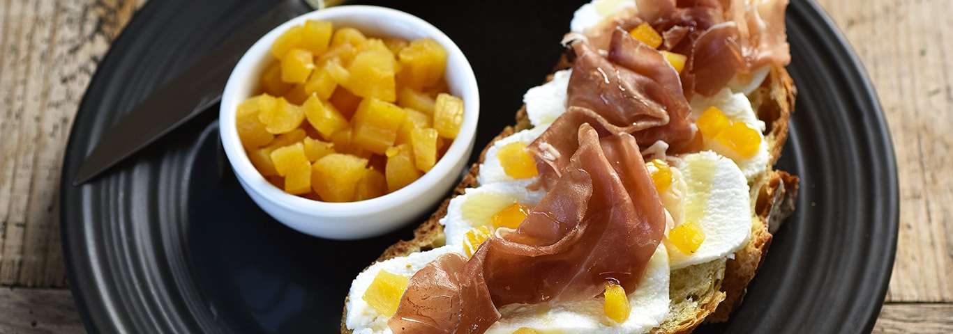 Recette de Tartines au Frais de brebis Lou Pérac, jambon de pays et abricots secs