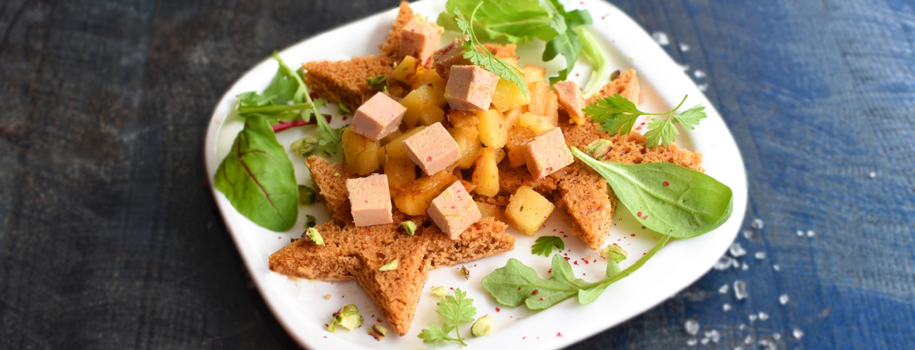 Recette de Etoiles de Pain d’épices aux pommes et foie gras avec mesclun aux pistaches