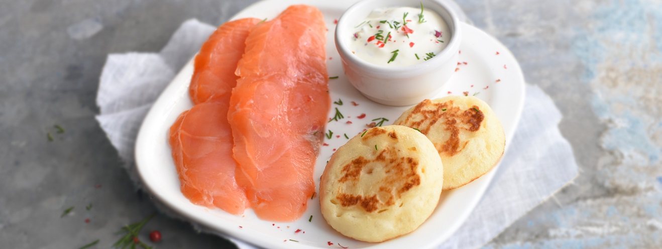 Recette de Saumon fumé et sa crème aneth-baies roses 