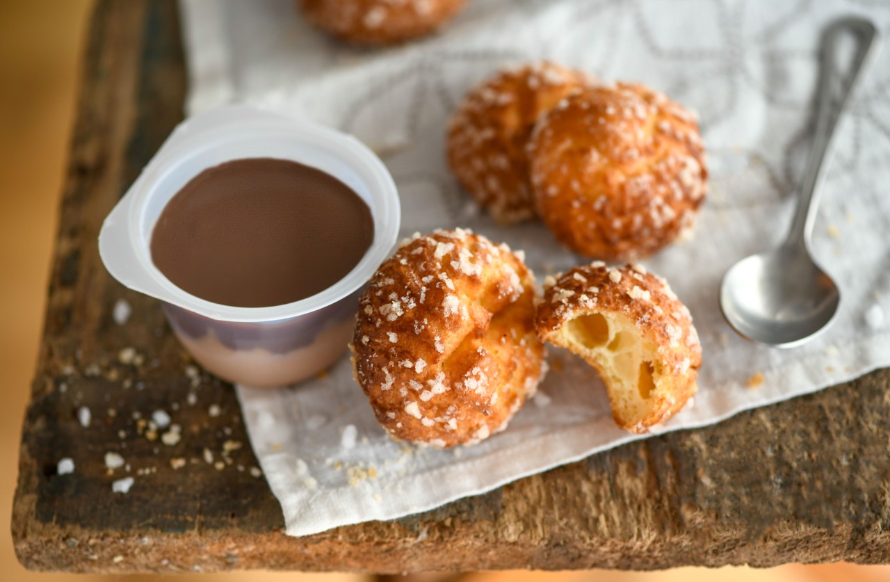 Recette de Chouquettes au sucre perlé et Velours de Crème® Chocolat-Caramel