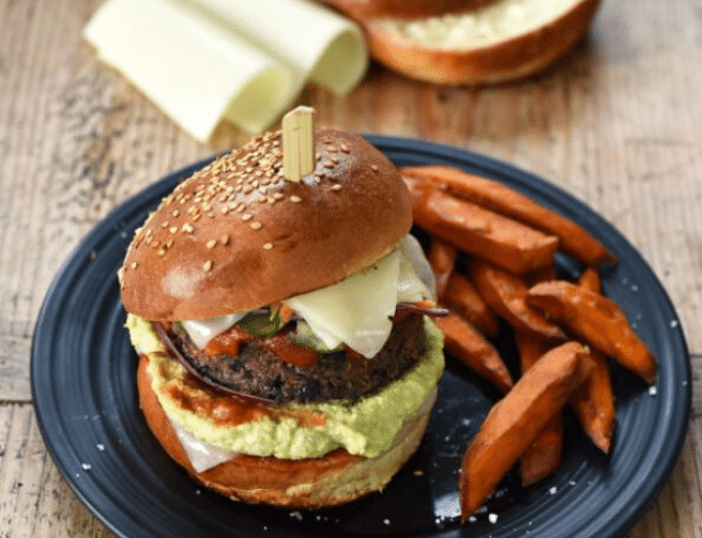 Recette de Burger végétarien aux tranches de brebis Lou Pérac et frites de patates douces