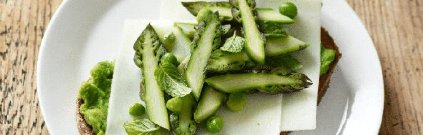 Recette de Tartines aux tranches de brebis Lou Pérac, asperges et crème de petits pois