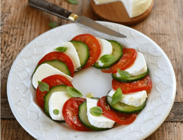 Recette de Salade de tomate, concombre et Frais de brebis Lou Pérac