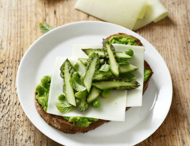 Recette de Tartines aux tranches de brebis Lou Pérac, asperges et crème de petits pois