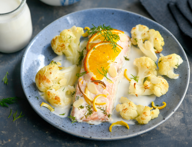 Recette de Pavé de Saumon Mariné & Chou-Fleur Rotis aux Agrumes, Sauce au Yaourt Citronnée