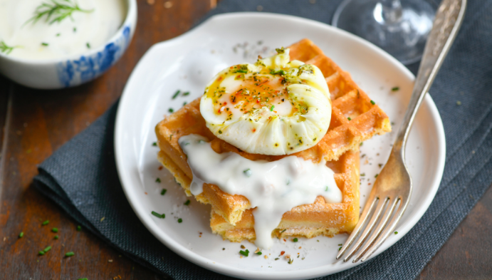 Recette de Gaufre au Parmesan & Oeuf poché, sauce crémeuse Ail & Fines Herbes