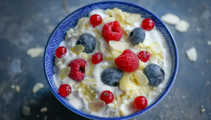 Recette de Porridge crémeux aux Fruits rouges & Amandes
