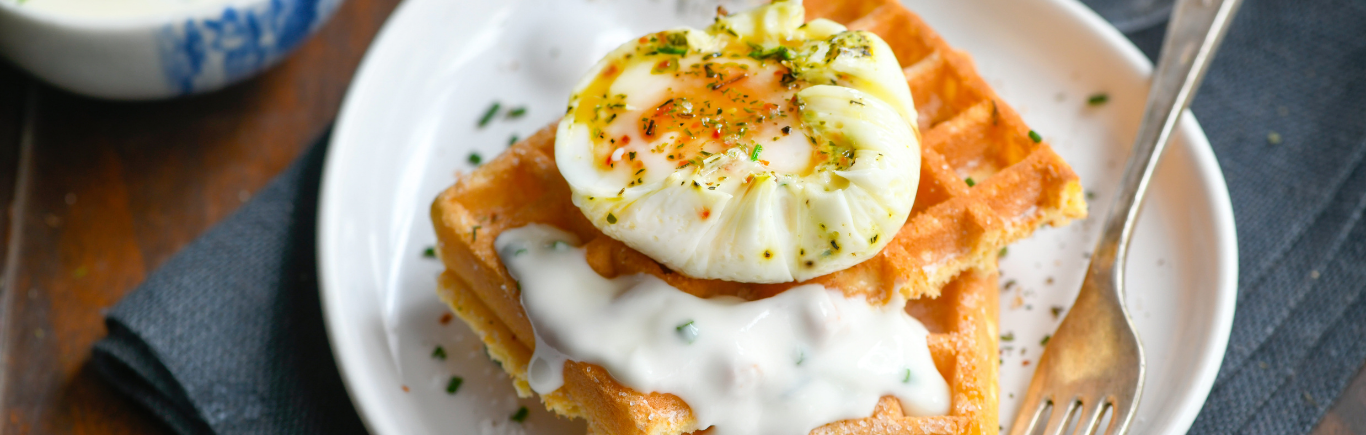 Recette de Gaufre au Parmesan & Oeuf poché, sauce crémeuse Ail & Fines Herbes