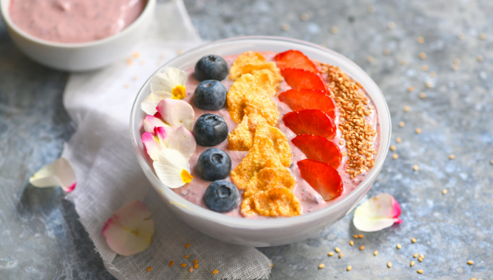 Recette de Smoothie Bowl Fleuri Fraises-Myrtilles