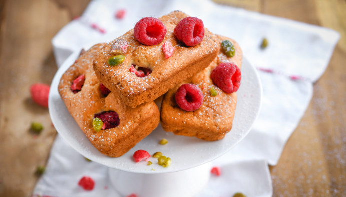 Recette de Gâteau au Yaourt, Framboises, Pistaches, Pralines roses