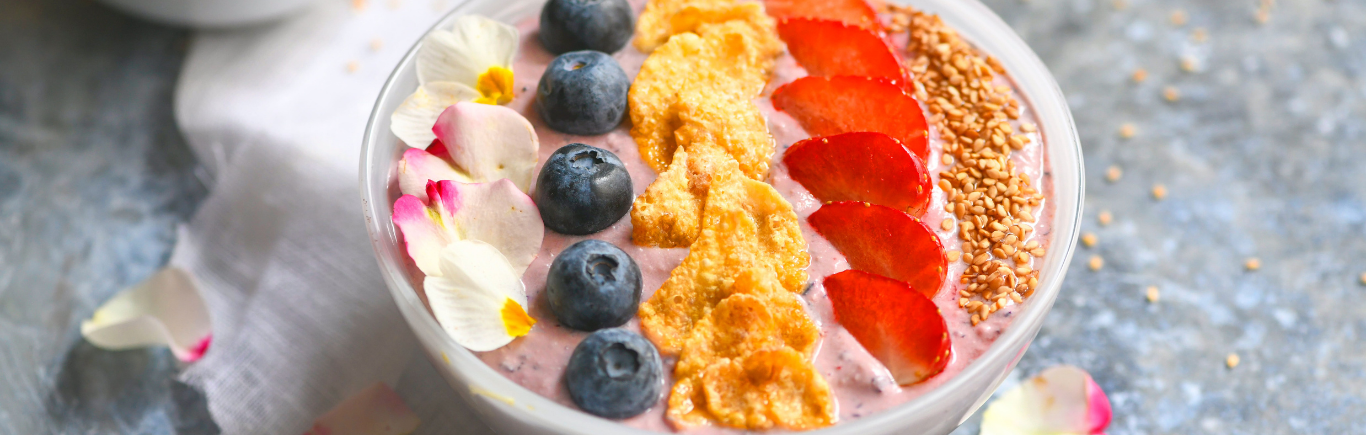 Recette de Smoothie Bowl Fleuri Fraises-Myrtilles