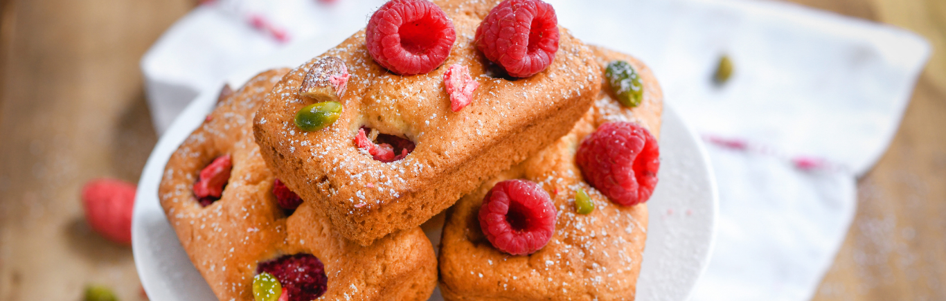 Recette de Gâteau au Yaourt, Framboises, Pistaches, Pralines roses