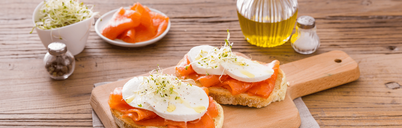 Recette de Bruschetta Mozzarella Fior di Latte, saumon fumé et pousses de poireaux