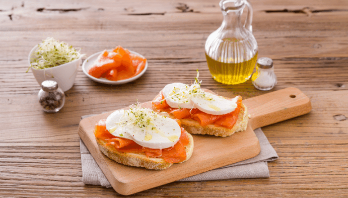 Recette de Bruschetta Mozzarella Fior di Latte, saumon fumé et pousses de poireaux