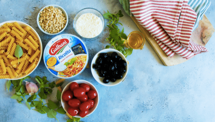 Recette de Salade de pâtes fusilli au pesto, ricotta et tomates cerises