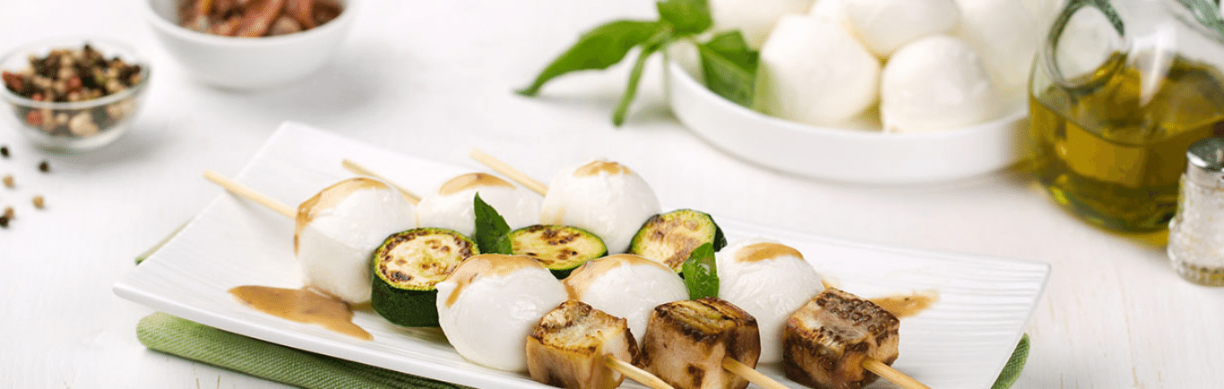 Recette de Brochettes d’aubergines, courgettes et Mozzarelline Fior Di Latte à la sauce aux anchois