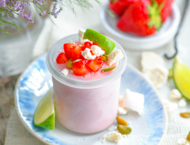 Recette de Mousse aux fraises glacée - Citron vert & meringue