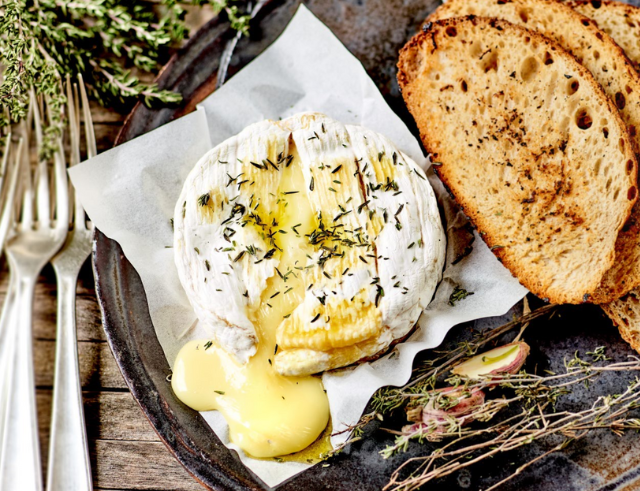 Recette de Camembert rôti au barbecue aux herbes & pain frotté à l’ail 