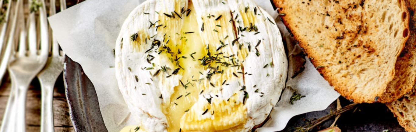 Recette de Camembert rôti au barbecue aux herbes & pain frotté à l’ail 